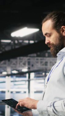Dikey video veri merkezi bilgisayar bilimcileri AI LLM görselleştirmelerini incelemek için aygıtlar kullanıyor. Sunucu merkezi mühendislik ekibi nöral ağ çıktılarını analiz ederek sabit dişli işlemlerini güvence altına alıyor