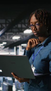 Dikey Veri Merkezi takım arkadaşları, hataları tespit etmek ve beyin fırtınası yapmak için ekipmanlara tanı koyuyorlar. Mühendislik ekibi, platformların kapatma süresini minimuma indirmesini engelliyor, kamera B