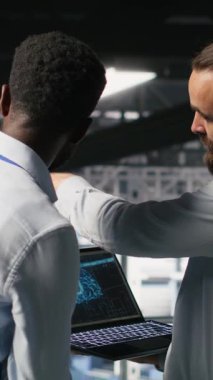 Dikey Veri Merkezi çalışanları Yapay Zeka işleme görevleriyle uğraşan platformların bakımını yapıyor. Sunucu merkezi yöneticileri beyin fırtınası yapıyor, derin öğrenmeyi destekleyen depolama dizilerini yönetiyor