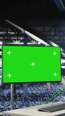 Dikey Veri Merkezi Mühendislik Ekibi yeşil ekran PC 'de kodlanıyor, yapay zeka sistemlerini izliyor. Sunucu merkezi bilişim çalışanları, derin öğrenme süreçlerine güç veren rackmount 'ları denetlemek için model bilgisayar kullanırlar, kamera