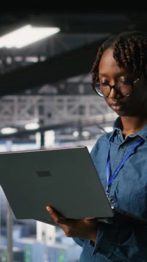 Dikey Veri Merkezi yazılım geliştiricileri AI LLM görselleştirmelerini gözden geçirmek için aygıtlar kullanıyor. Bilişim uzmanları nöral ağ çıktılarını analiz etmek ve istikrarlı dişli işlemleri sağlamak için birlikte çalışıyorlar