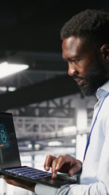 Dikey video sunucusu merkez bilişim uzmanları not defteri kullanarak büyük dil model mimarisini görselleştiriyorlar. Endüstriyel platformdaki veri merkezi sistem yöneticileri görevlerde işbirliği yapıyorlar