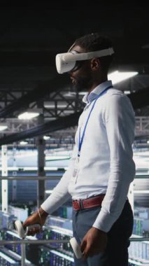 Veritabanındaki VR kulaklığı kullanarak sunucu teknolojisini güncelleyen, yazılım araçları kullanarak ekipmanları yapılandıran dikey video mühendisi. Sanal gerçeklik kullanarak donanım analizlerini inceleyen sunucu merkezi çalışanı