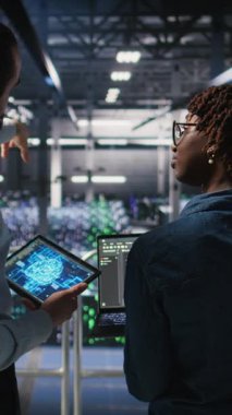 Dikey video sunucusu çiftlik yöneticisi, altyapı yapay zeka öğrenme otomatikleştirmesi yapan işçileri denetliyor. Veri Merkezi ekip lideri yapay zeka ve kamera A kullanarak çalışanları denetliyor.