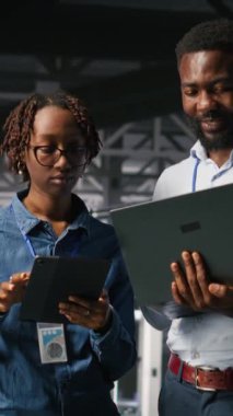 Dikey Veri Merkezi iş arkadaşları laptopta bakım görevleri yapıyor ve en iyi performansı sağlıyor. Tanıları gözden geçiren ve sunucu merkezine yama uygulayan takım arkadaşları, geliştirme