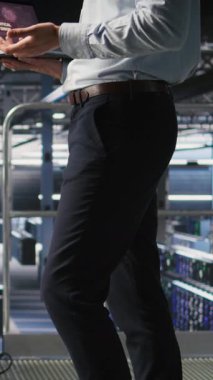 Dikey Veri Merkezi geliştiricisi dizüstü bilgisayarı etkileyen kritik hata nedeniyle hayal kırıklığına uğradı. Çözümlenmemiş yazılım hataları tarafından tetiklenen donanım performans sorunlarına tepki veren Irate sunucu işçisi, kamera A