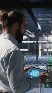 Yapay zeka için kullanılan süper bilgisayarlarda bakım yapan dikey video veri merkezi sistem yöneticileri. Mühendislik ekibi derin öğrenme eğitimi için kullanılan sunucu merkezi platformlarını yönetiyor, kamera A