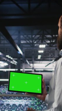 Veri merkezindeki dikey video teknisyenleri sistemleri izlemek için yeşil ekran model tableti kullanıyorlar. Ordu operatörleri sunucu odasında kroma anahtar cihazı kullanarak istikrarlı bir altyapı sağlıyorlar. Kamera A