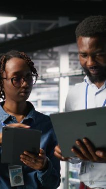 Hataları tespit etmek için sistem izleme araçları kullanarak, beyin fırtınası yaparak ekipman üzerinde tanı koyan dikey video veri merkezi yöneticileri. Bilişim uzmanları başarısızlığı önlemek ve en aza indirmek için birlikte çalışıyorlar