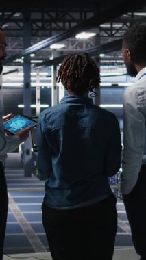 Veri merkezinde, AI LLM görselleştirmesini izleyen dikey video yazılım geliştiricileri. Sunucu çiftliği takım arkadaşları beyin fırtınası yapıyor, sondaj kulelerini denetliyor makine öğrenme süreçleri, kamera A