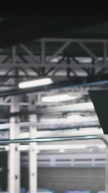 Veri merkezindeki dikey video sistemi yöneticileri sinirsel ağ LLM görüntülemesini izlemek için dizüstü bilgisayar kullanıyorlar. Sunucu merkezi çalışma arkadaşları platformlara güç veren makine öğrenme süreçlerini denetliyor