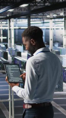 Endüstriyel platform üzerindeki dikey video veri merkezi programcıları kod satırlarını kontrol ediyor, görevlerde işbirliği yapıyorlar. Sunucu merkezi bilişim uzmanları tablet ve tablet kullanarak büyük dil modeli mimarisini görselleştiriyorlar