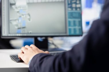 Güneş panelleri imalat teknisyeni PC kullanarak yeni fotovoltaik materyaller ve teknolojiler geliştiriyor. Bilgisayar üzerinde deneyler yapan fotovoltaik fabrikasını kapatın.