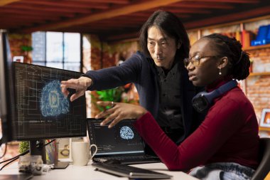 Yapay zeka bürosundaki adam, yazılım teknisyeninin makine öğrenmesini denetleme pozisyonunda. Yapay Zeka Teknolojisi Deneyimli Yönetici personelin kod hatalarını düzeltmesine yardım eder