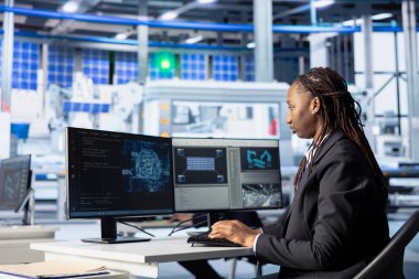 Güneş paneli santralinde mühendis kodlaması, yapay zekayı kullanarak ekipman işlemlerini otomatik hale getiriyor. Fotovoltaik fabrikası programcısı yapay zeka teknolojisi kullanarak robotik işlemleri optimize etmek için betikler yazıyor