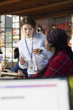 Çağrı merkezi, yeni gelen ajanlara teknik bilgisayar araçları konusunda eğitim veriyor. Şirket platformlarının nasıl kullanılacağı konusunda destek sağlayan müşteri destek bürosu müdürü