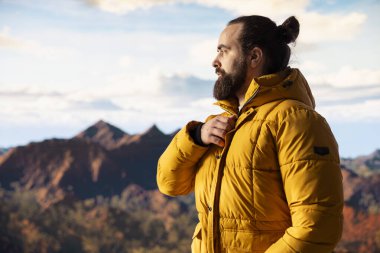 Maceraperestler önlerindeki vadiye ve dağ zirvelerine bakar. Açık arazinin özgürlüğünü hisseder. Genç kaşif tam donanımlı yüksek rakımlı açık hava keşiflerinin tadını çıkarıyor..