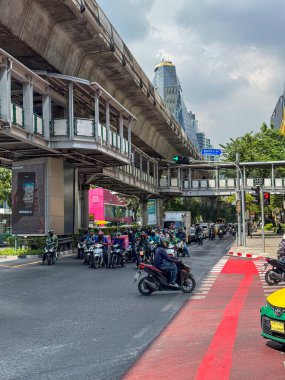 Bangkok, Tayland - 11 Kasım 2024: Metropolis şehir trafiği şehrin birden fazla şeridinde, kalabalık şehir merkezinde ulaşım modu. Yoğun bir kasabada otoyoldaki motosikletler.