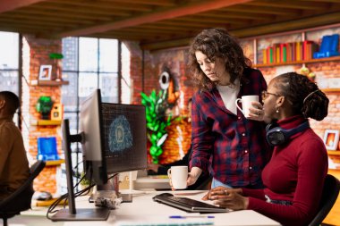 Yapay Zeka Teknoloji Ajansı 'nda çalışan bir grup yönetici özel yazılım geliştirme hizmetleri sağlıyor. Takım çalışması ofis arkadaşları kodlama sürecini düzene sokmak için yapay zeka teknolojisini kullanıyorlar