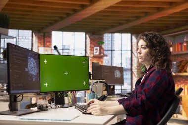 Sistem yöneticisi, teknoloji başlangıcında yapay zeka teknolojisiyle çalışan izole ekran bilgisayarı kullanıyor. Teknoloji başlangıcında BT uzmanı tarafından kullanılan yapay zeka sistemlerini düzenleme görüntüsü