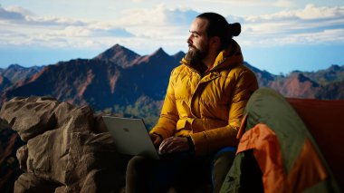 Bazı işleri yapmak için her zaman internete bağlanan genç girişimci, yüksek hızlı güçlü sinyal ve teknoloji bağımlılığının keyfini süren işkolik kişi. Bağımlılığı olan bir yürüyüşçü. Kamera A.