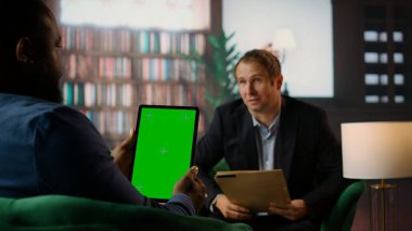 Çok ırklı gizli ajanlar, CIA bürosunda önemli görev detaylarını tartışmak için sergilenen kapalı bir modelin yanında toplanıyorlar. Güvenli bilgi ve profesyonel yoldaşlık. Kamera A.