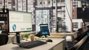 İş dünyası ve girişim kültüründe kullanılan, profesyonel araç gereçlerle donatılmış, modern çalışma ortamı boş ofis. Modern bir çalışma alanında yürütme gücü.