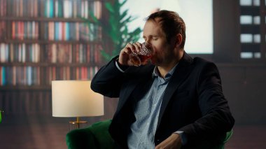 Üst sınıftan biri, seçkin klasik sosyal kulüpteki arkadaşıyla çok fazla viski içiyor. Sert içkiden kaynaklanan yüksek alkol seviyesi yüzünden hıçkırık tutuyor. Çakırkeyif beyler. Kamera B.