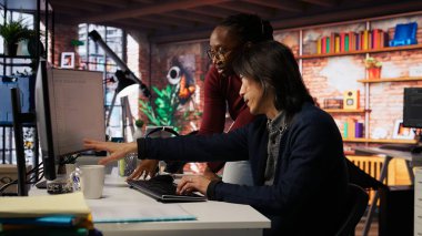 Programcı, AI 'nin yeni açılan ofis CTO yöneticisi masasına yardım istemek için geliyor. Çalışan, yapay zeka yazılım geliştirme ajansı B kamerasındaki kıdemli ekip liderine sorular soruyor.