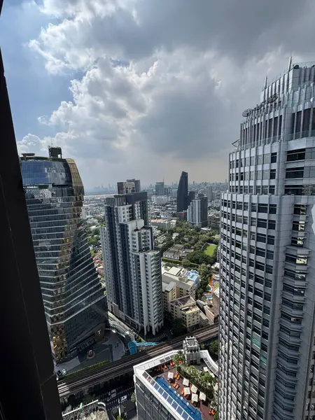Şehir merkezinde ufuk çizgisi manzaralı Tayland başkentindeki gökdelenler, şehir merkezinde şehir büyümesi için nefes kesici altyapısı olan kurumsal bölge. Bangkok metropolündeki modern kuleler.