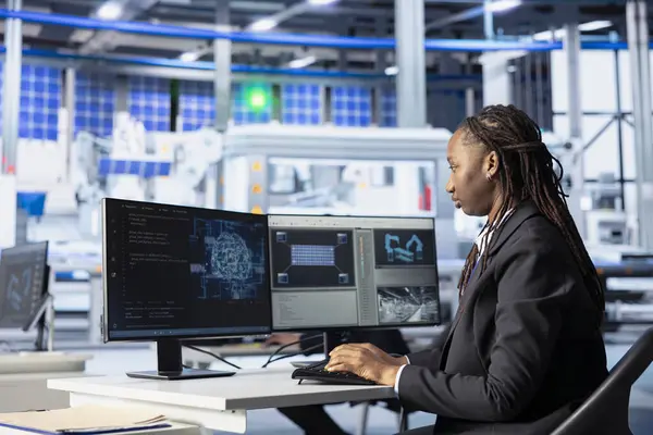 Güneş paneli santralinde mühendis kodlaması, yapay zekayı kullanarak ekipman işlemlerini otomatik hale getiriyor. Fotovoltaik fabrikası programcısı yapay zeka teknolojisi kullanarak robotik işlemleri optimize etmek için betikler yazıyor