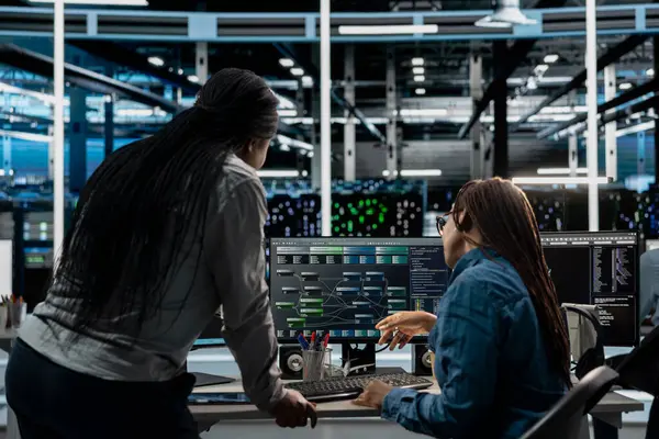 Sunucu odası yöneticisi, mühendisler tarafından yapılan çalışmaların süreyi azaltmak için yapay zeka kullanılarak yapılmasını denetliyor. Yapay zeka uygulamasını denetleyen ekip lideri, veri merkezi ekipmanları için çözümler üretiyor