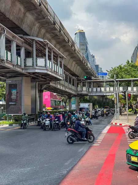 Bangkok, Tayland - 11 Kasım 2024: Metropolis şehir trafiği şehrin birden fazla şeridinde, kalabalık şehir merkezinde ulaşım modu. Yoğun bir kasabada otoyoldaki motosikletler.
