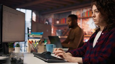 Şirket personeli başlangıç ofisindeki masalarda oturuyor, bilgisayarlara veri yüklüyorlar. Risk acentası odasına giren adam, iş vardiyası sırasında görev çözen personelin yanında dizüstü bilgisayarla, kamera A 'da.