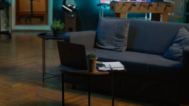 Konforlu köşesi ve modaya uygun mobilyaları olan, elektronik aletlerle dekore edilmiş rahat bir dairesi ve kahve masası olan modern bir daire. Minimalist dekorlu boş bir stüdyo odası, soğuk bir yaşam tarzı..