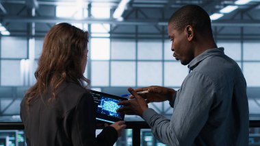Veri merkezi sistem yöneticileri tablet üzerinde yapay zeka sinir ağı teknolojisi kullanıyorlar. Cihaz ekranında yapay zeka programlama dili kullanan ekip çalışması sunucusu tarım çalışanları, kamera A