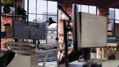 Boş IT başlangıç ofisinde bilgisayar uygulamaları inşa etmek için kullanılan programlama dillerini görüntülüyor. Yazılım geliştirme ajansındaki bilgisayar ekranı kod gösteriyor, sağ vuruşu taşıyor