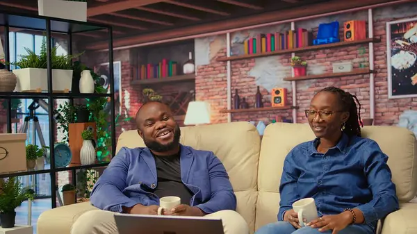 Genç çift evde sakin bir akşamın tadını çıkarıyor sıcak içecekler ve hikayelerini paylaşıyor, sakin sakin anlar. Partnerler kahkaha ve hikaye anlatma, rahatlama ve pozitif titreşimlerle meşgul olurlar. Kamera A.