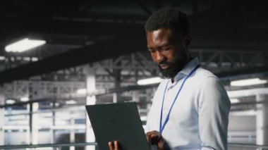 Veri merkezindeki gülen teknisyen ve meslektaşım bilgisayardaki büyük dil modeli görselleştirmelerini inceliyor. Mutlu bilişim mühendisliği ekibi sinirsel ağ performans çıktılarını analiz ediyor