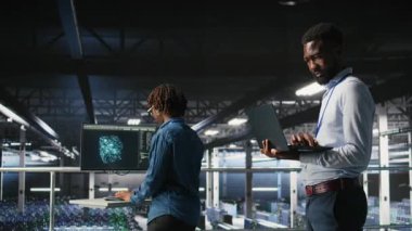 Güler yüzlü veri merkezi mühendislik ekibi endüstriyel platformda nöral ağ yazılım görevlerinde işbirliği yapıyor. Jolly sunucu merkezi iş arkadaşları birlikte çalışarak, büyük dil model mimarisini görselleştiriyor