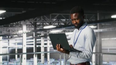 Endüstriyel platformdaki veri merkezi mühendislik ekibi bıçak sunucularını korumak için işbirliği yapıyor. Altyapı görevlerini koordine eden teknisyenler altyapının otomatikleştirilmesini desteklemek için makine öğrenmesini destekliyor