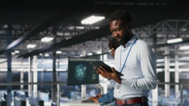 Teknisyen veri merkezine girer, tablet üzerinde bakım görevleri yapar, en iyi performansı sağlar. Bilişim uzmanı tanıları inceliyor ve sunucu merkezi dişlilerine yama uyguluyor, istikrarın arttırılması, kamera B