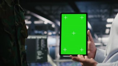 Veri merkezindeki askeri teknisyenler sistemleri izlemek için yeşil ekran model tableti kullanıyorlar. Ordu operatörleri sunucu odasında kroma anahtar cihazı kullanarak istikrarlı bir altyapı sağlıyorlar, kamera B