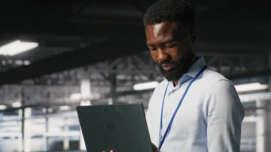 Veri merkezi endüstriyel platformundaki bilişim uzmanları yapay zeka yazılım güncellemelerini tamamladıktan sonra sinirsel ağ çıktılarından memnun kaldılar. Neşeli sistem yöneticileri sunucu ayarlarını inceliyor, kamera B