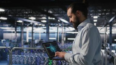 Bilgisayarı elinde tutan teknisyen çiftlik platformunda yürüyor, yapay zeka makinesini otomatik öğreniyor. Not defteri kullanarak veri merkezi programcısı, yapay zeka kullanarak bakım yapıyor, kamera A