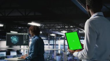 Veri merkezi mühendisleri endüstriyel platformda izole ekran aygıtı kullanarak görevlerde işbirliği yapıyorlar. Sunucu merkezi çalışanları büyük dil modeli mimarisini kroma anahtar tableti kullanarak görselleştirdiler