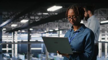 Veri merkezindeki neşeli bilgisayar bilimcisinin portresi sinir ağı LLM görüntülemesini izliyor. Sunucu çiftliğindeki iyimser kadın teçhizata güç veren makine öğrenme süreçlerini denetliyor, kamera B