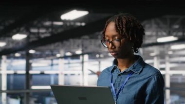 Veri merkezindeki mutlu kadın laptopta bakım görevleri yapıyor ve en iyi performansı sağlıyor. Mühendislik ekibi tanıları inceliyor ve sunucu odasına yama uyguluyor, istikrarı artırıyor, kamera B