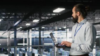 Sunucu çiftliği bilişim uzmanı, depolama dizilerini yöneterek makine öğrenme iş akışlarını destekliyor. Endüstriyel platformdaki teknisyen, yapay zeka işleme görevleri ve kamera B üzerinde bakım yapıyor.