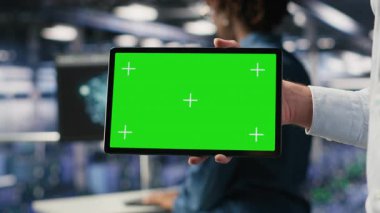 AI LLM görselleştirmesini inceleyen meslektaşının yanındaki izole ekran cihazını kullanarak sunucu odasını kapat. Veri Merkezi Bilişim Profesörü yapay zeka sistemlerini izlemek için model aygıtı kullanıyor